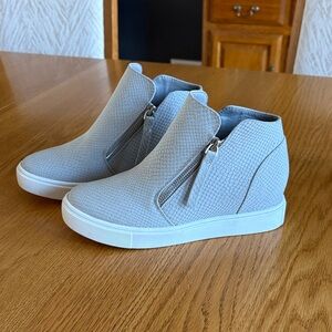 JF Women's Light Gray Wedge Ankle Bootie with Side Zippers Like New